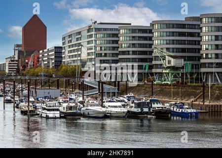 Edificio di uffici Five Boats con porticciolo, sul retro Landesarchiv Renania settentrionale-Vestfalia, Innenhafen, Duisburg, Ruhr Area, Renania settentrionale-Vestfalia Foto Stock