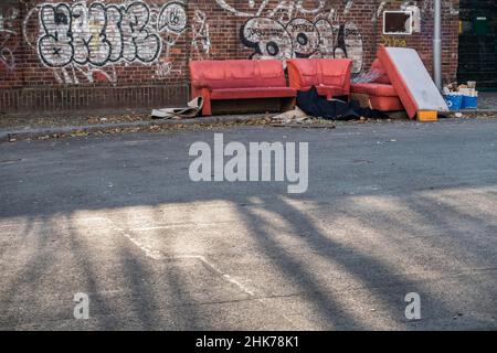 Inquinamento da rifiuti voluminosi a livello stradale, Berlino, Germania Foto Stock