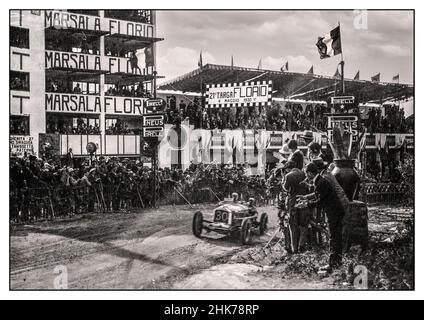 Achille Varzi nella sua Alfa Romeo vincendo la Targa Florio Achille Varzi 1930 in una vettura Alfa Romeo Grand Prix P2, nella gara Targa Florio, Sicilia, 1930 Foto Stock