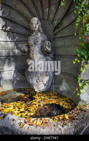 Monumento, fontana femminile, di Philipp Widmer, Gebsattelstrasse, Au, Monaco, Baviera, Germania Foto Stock