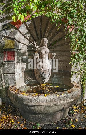 Monumento, fontana femminile, di Philipp Widmer, Gebsattelstrasse, Au, Monaco, Baviera, Germania Foto Stock