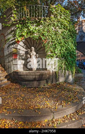 Monumento, fontana femminile, di Philipp Widmer, Gebsattelstrasse, Au, Monaco, Baviera, Germania Foto Stock