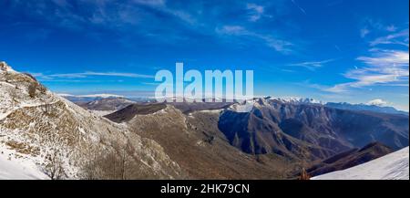 Vista panoramica delle cime innevate dell'Appennino Centrale. Composizione di più immagini. Foto Stock