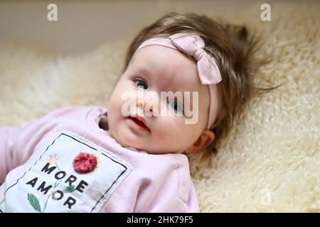 Neonato, bambino, ragazza, 5 mesi, Baden-Wuerttemberg, Germania Foto Stock