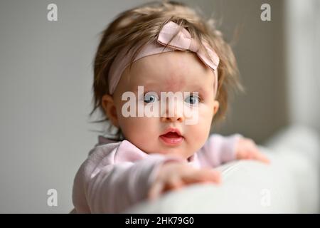 Neonato, bambino, ragazza, 5 mesi, Baden-Wuerttemberg, Germania Foto Stock