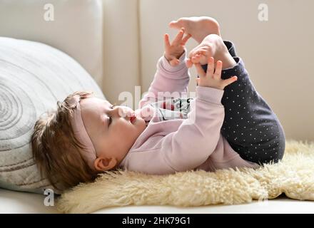 Neonato, bambino, ragazza, 5 mesi, Baden-Wuerttemberg, Germania Foto Stock