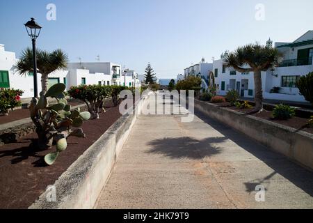 Inondazione di acqua diversione attraverso bianco tradizionale spagnolo piccolo blocco di appartamenti vecchio centro di playa blanca Lanzarote Isole Canarie Spagna Foto Stock