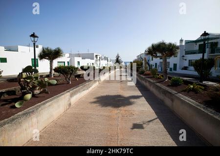 Inondazione di acqua diversione attraverso bianco tradizionale spagnolo piccolo blocco di appartamenti vecchio centro di playa blanca Lanzarote Isole Canarie Spagna Foto Stock