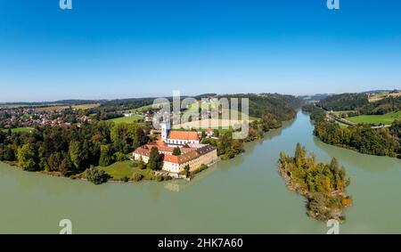 Colpo di drone, vista dal lato austriaco della locanda al monastero di Vornbach, Neuhaus am Inn, Baederdreieck, bassa Baviera, Baviera, Germania Foto Stock