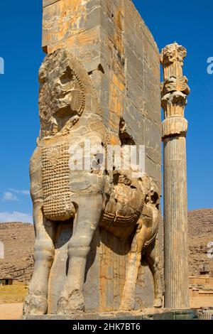 Porta di tutti i paesi con creature miste alate, Persepolis, Persepolis, Iran Foto Stock