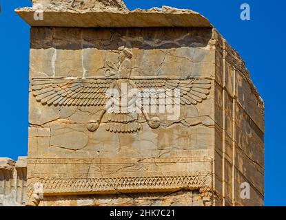 Sollievo porta con creatura alata come simbolo degli Zoroastriani, Persepolis, Persepolis, Iran Foto Stock