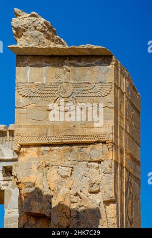 Sollievo porta con creatura alata come simbolo degli Zoroastriani, Persepolis, Persepolis, Iran Foto Stock