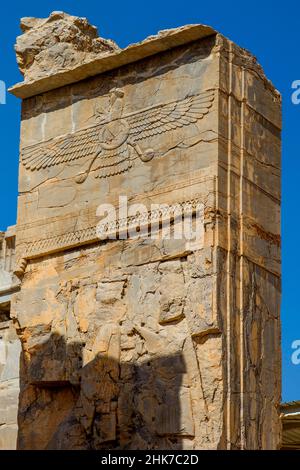 Sollievo porta con creatura alata come simbolo degli Zoroastriani, Persepolis, Persepolis, Iran Foto Stock