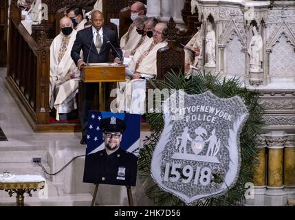 New York, Stati Uniti. 02nd Feb 2022. Il sindaco di New York Eric Adams parla durante un funerale per l'ufficiale di NYPD ucciso Wilbert Mora alla Cattedrale di St. Patrick a New York mercoledì 2 febbraio 2022. Mora è stato ucciso e ucciso dopo aver risposto a una chiamata di disputa interna nel quartiere Harlem di New York il 21 gennaio con il suo partner Jason Rivera, che è stato anche ferito fatalmente. Rivera si è riposata la settimana scorsa. Pool Photo by Craig Ruttle/UPI Credit: UPI/Alamy Live News Foto Stock