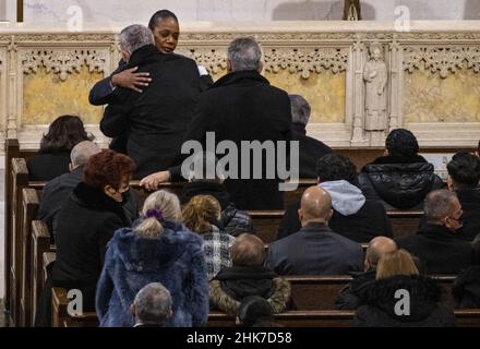 New York, Stati Uniti. 02nd Feb 2022. Il commissario della polizia di New York Keechant Sewell abbraccia un membro della famiglia dell'ufficiale di NYPD ucciso Wilbert Mora dopo che ha parlato durante un servizio funebre alla cattedrale di St. Patrick a New York mercoledì 2 febbraio 2022. Mora è stato ucciso e ucciso dopo aver risposto a una chiamata di disputa interna nel quartiere Harlem di New York il 21 gennaio con il suo partner Jason Rivera, che è stato anche ferito fatalmente. Rivera si è riposata la settimana scorsa. Pool Photo by Craig Ruttle/UPI Credit: UPI/Alamy Live News Foto Stock