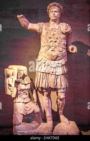 Statua di marmo dell'imperatore Traian, Perge, 2nd c. Sala degli imperatori, Museo Archeologico, Antalya, Turchia, Antalya, Turchia Foto Stock