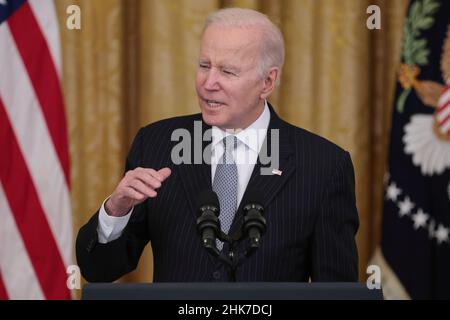 Washington, Stati Uniti. 02nd Feb 2022. Il Presidente Joe Biden parla durante un evento per riaccendere il colpo di scena del cancro nella Sala Est della Casa Bianca il 2 febbraio 2022 a Washington, DC. (Foto di Oliver Contreras/Sipa USA) Credit: Sipa USA/Alamy Live News Foto Stock