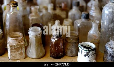 Vasetti antichi in vetro per la conservazione di medicinali e articoli per la casa Foto Stock
