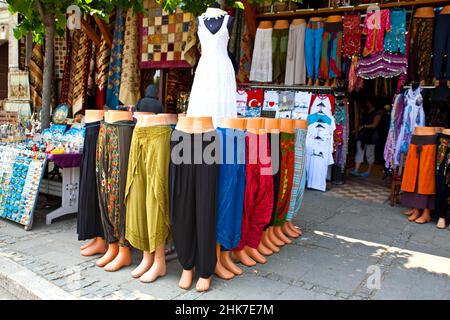 Abbigliamento tradizionale di fronte al Grand Bazaar, Istanbul, Turchia Foto Stock