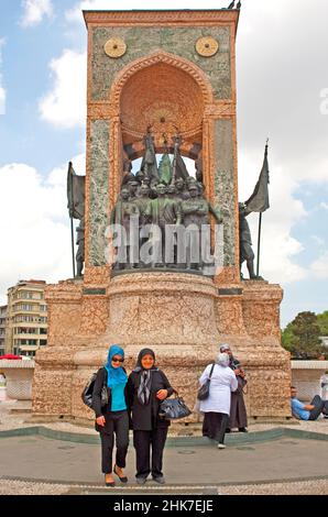 Foto commemorativa a Kemal Atatuerk, Monumento alla Repubblica, Piazza Taksim, Istanbul, Turchia Foto Stock