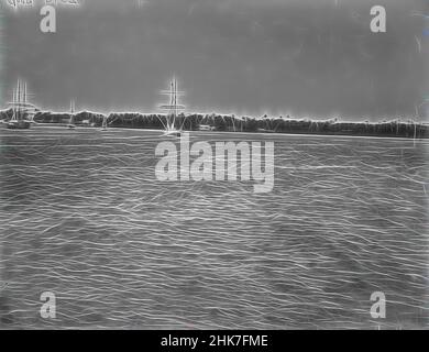 Ispirato da [Apia from Harbour (relitto di Solide)], studio Burton Brothers, studio fotografico, 1884, Nuova Zelanda, Fotografia in bianco e nero, secondo piatto di panorama a sei piastre. Mare con bassa isola in background. Navi all'ancora. Due navi con montanti, una al centro dell'altra all'estrema destra. Altri due, reinventati da Artotop. L'arte classica reinventata con un tocco moderno. Design di calda e allegra luminosità e di raggi di luce. La fotografia si ispira al surrealismo e al futurismo, abbracciando l'energia dinamica della tecnologia moderna, del movimento, della velocità e rivoluzionando la cultura Foto Stock