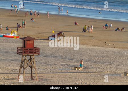 SPIAGGIA DI VALDELAGRANA, CADICE, SPAGNA - 4 SETTEMBRE 2017:i bagnanti godersi le loro vacanze rilassante e prendere il sole sulla spiaggia di valdelagrana Foto Stock