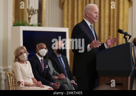 Washington, Stati Uniti. 02nd Feb 2022. Il Presidente Joe Biden parla durante un evento per riaccendere il colpo di scena del cancro nella Sala Est della Casa Bianca il 2 febbraio 2022 a Washington, DC. (Foto di Oliver Contreras/Sipa USA) Credit: Sipa USA/Alamy Live News Foto Stock