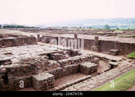 Corbridge vicino a Hexham, Northumberland, Inghilterra - rovine di un grande forte romano Coria, una guarnigione che custodisce il Muro di Adriano. Granai. Scansione di archivio da un vetrino. Giugno 1974. Foto Stock