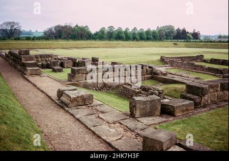 Corbridge vicino a Hexham, Northumberland, Inghilterra - rovine di un grande forte romano Coria, una guarnigione che custodisce il Muro di Adriano. Edifici Severan. Scansione di archivio da un vetrino. Giugno 1974. Foto Stock