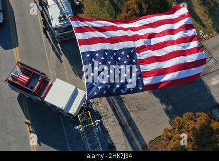 Timonium, MD, USA. 2nd Feb 2022. 2 febbraio 2022: Apparecchio di fuoco trasportare i contenitori dei vigili del fuoco caduti Lt. Paul Butrim, Vigili del fuoco/Medic Kenny Lacayo e Lt. Kelsey Sadler ai giardini commemorativi di Dulaney Valley a Timonium, Maryland per il loro interment. I vigili del fuoco sono stati uccisi la settimana scorsa quando il rompicapo in cui stavano combattendo un fuoco è crollato, uccidendoli. Scott Serio/ESW/CSM/Alamy Live News Foto Stock