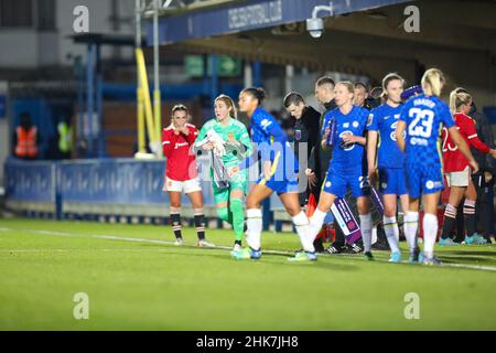 2nd febbraio 2022; Kingsmeadow Stadium, Norbiton, Kingston upon Thames, Londra: Fa Womens League Cup semi-finale, Chelsea contro Manchester United Women; Mary Earps of Manchester United che si è presentata dopo Sophie Baggaley è stato mandato fuori per negare un'ovvia opportunità di goalcoring. Foto Stock