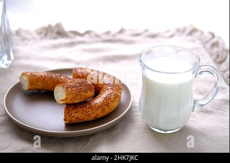 Tradizionale bagel dolce turco simit, gevrek e bevanda fermentata ayran. Foto Stock