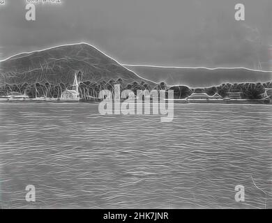 Ispirato da [Apia from Harbour (relitto di Solide)], studio Burton Brothers, studio fotografico, 1884, Nuova Zelanda, Fotografia in bianco e nero, quinto piatto di panorama a sei piastre. Mare con isola sullo sfondo, area pianeggiante con edifici e alta catena montuosa alle spalle. Un certo numero di edifici sono, reinventati da Artotop. L'arte classica reinventata con un tocco moderno. Design di calda e allegra luminosità e di raggi di luce. La fotografia si ispira al surrealismo e al futurismo, abbracciando l'energia dinamica della tecnologia moderna, del movimento, della velocità e rivoluzionando la cultura Foto Stock