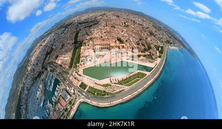 Vista aerea, vista fisheye a 360 gradi di Palma, Cattedrale la Seu Palma, Palazzo reale la Almudaina, ma 19 Av. De Gabriel Roca, Palau Reial de l'Almudaina Foto Stock