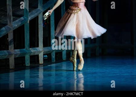 Balletto la Esmeralda. Primo piano di gambe danzanti. Sfondo balletto Foto Stock