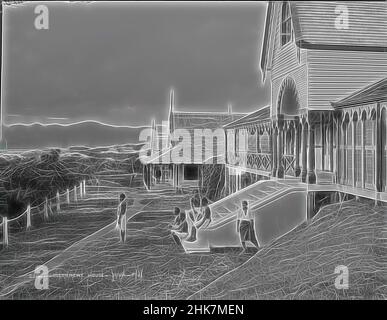 Ispirato da Government House, Suva, Fiji, studio Burton Brothers, studio fotografico, Giugno 1884, Nuova Zelanda, fotografia in bianco e nero, edifici in stile coloniale (da destra in primo piano al centro). Una donna è in piedi davanti ai gradini, quattro uomini sono seduti sui gradini e un uomo è in piedi guardando, reimmaginato da Artotop. L'arte classica reinventata con un tocco moderno. Design di calda e allegra luminosità e di raggi di luce. La fotografia si ispira al surrealismo e al futurismo, abbracciando l'energia dinamica della tecnologia moderna, del movimento, della velocità e rivoluzionando la cultura Foto Stock