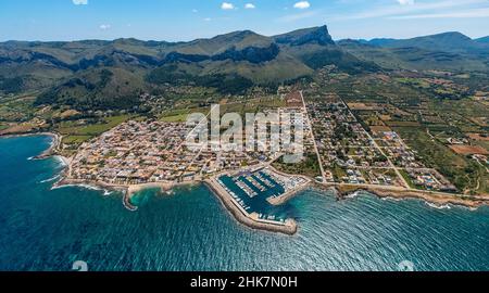 Vista aerea, Yacht Harbour and Club Nautico Colonia San Pedro, vista villaggio Colonia de Sant Pere, Mallorca, Isole Baleari, Isole Baleari, Spagna, Foto Stock