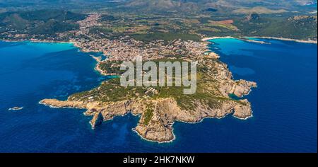 Veduta aerea, Cala Agulla e Cala Rajada con faro lontano, de Capdepera su Punta de Capdepera, Isole Baleari, Maiorca, Capdepera, Isole Baleari Foto Stock