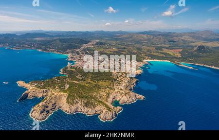 Veduta aerea, Cala Agulla e Cala Rajada con faro lontano, de Capdepera su Punta de Capdepera, Isole Baleari, Maiorca, Capdepera, Isole Baleari Foto Stock