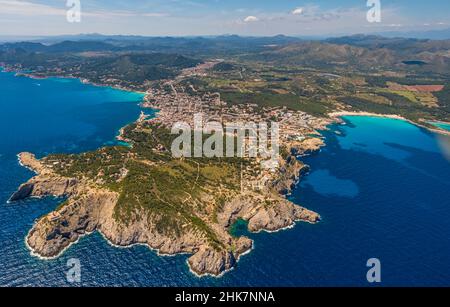 Veduta aerea, Cala Agulla e Cala Rajada con faro lontano, de Capdepera su Punta de Capdepera, Isole Baleari, Maiorca, Capdepera, Isole Baleari Foto Stock