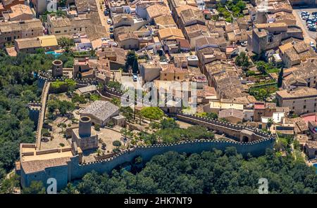 Veduta aerea, Castello e Chiesa Castell de Capdepera, Capdepera, Isole Baleari, Maiorca, Isole Baleari, Spagna, luogo di culto, castello, ES, Euro Foto Stock