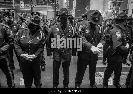 New York, New York, Stati Uniti. 2nd Feb 2022. Agenti della dogana degli Stati Uniti e protezione di frontiera assistono al funerale del detective di NYPD caduto Wilber Mora il 5th a NewYork. Lo scorso gennaio Mora è stato ucciso nella linea di servizio durante una chiamata nazionale a New York.Agen (immagine di credito: © Brian Branch Price/ZUMA Press Wire) Foto Stock