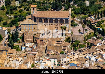 Veduta aerea, chiesa parrocchiale Església parroquial de la Transfiguració del Senyor, Artà, Isole Baleari, Maiorca, Isole Baleari, Spagna, luogo di WO Foto Stock