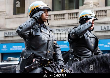 New York, Stati Uniti. 29th Jan 2022. Gli ufficiali di NYPD e gli ufficiali di polizia della linea 5th di zona di tri-state per pagare il loro finale rispetto per il loro collega caduto, ufficiale di NYPD Wilbert Mora dopo il suo servizio funebre alla Cattedrale di St. Patrick a New York, New York, il 2 febbraio 2022. (Foto di Gabriele Holtermann/Sipa USA) Credit: Sipa USA/Alamy Live News Foto Stock