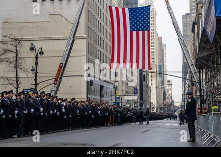 New York, Stati Uniti. 29th Jan 2022. Gli ufficiali di NYPD e gli ufficiali di polizia della linea 5th di zona di tri-state per pagare il loro finale rispetto per il loro collega caduto, ufficiale di NYPD Wilbert Mora dopo il suo servizio funebre alla Cattedrale di St. Patrick a New York, New York, il 28 gennaio 2022. (Foto di Gabriele Holtermann/Sipa USA) Credit: Sipa USA/Alamy Live News Foto Stock