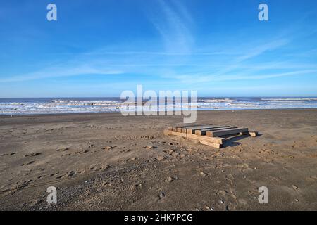 Pesante zattera di legno lavata su una spiaggia Foto Stock