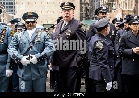 New York, Stati Uniti. 29th Jan 2022. Gli ufficiali di NYPD e gli ufficiali di polizia della linea 5th di zona di tri-state per pagare il loro finale rispetto per il loro collega caduto, ufficiale di NYPD Wilbert Mora dopo il suo servizio funebre alla Cattedrale di St. Patrick a New York, New York, il 2 febbraio 2022. (Foto di Gabriele Holtermann/Sipa USA) Credit: Sipa USA/Alamy Live News Foto Stock