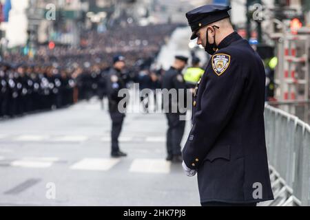 New York, Stati Uniti. 29th Jan 2022. Gli ufficiali di NYPD e gli ufficiali di polizia della linea 5th di zona di tri-state per pagare il loro finale rispetto per il loro collega caduto, ufficiale di NYPD Wilbert Mora dopo il suo servizio funebre alla Cattedrale di St. Patrick a New York, New York, il 2 febbraio 2022. (Foto di Gabriele Holtermann/Sipa USA) Credit: Sipa USA/Alamy Live News Foto Stock