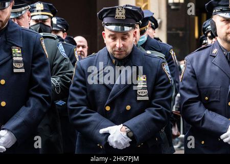New York, Stati Uniti. 29th Jan 2022. Gli ufficiali di NYPD e gli ufficiali di polizia della linea 5th di zona di tri-state per pagare il loro finale rispetto per il loro collega caduto, ufficiale di NYPD Wilbert Mora dopo il suo servizio funebre alla Cattedrale di St. Patrick a New York, New York, il 2 febbraio 2022. (Foto di Gabriele Holtermann/Sipa USA) Credit: Sipa USA/Alamy Live News Foto Stock