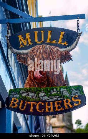 Cartello del negozio Mull Butchers che mostra la carne di highland nella Main Street, Tobermory, Inner Hebrides, Scozia, Regno Unito, Europa Foto Stock